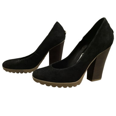 Escarpins en daim noir à talons carrés