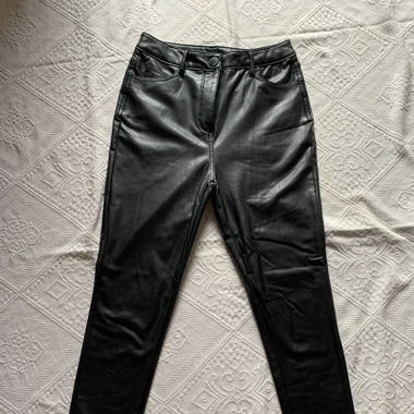Schwarze Lederoptikhose