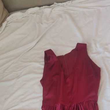 Weinrotes Kleid mit Spitze im Ausschnitt 