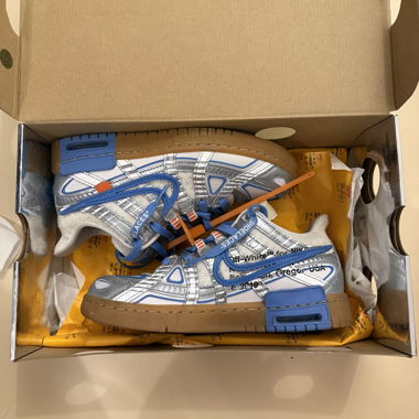 Off-White x Nike Sneaker