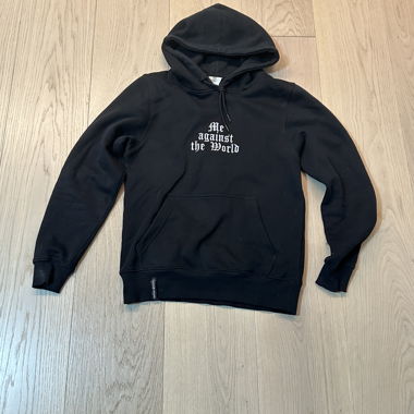 Hoodie noir imprimé croix