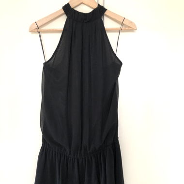 Robe noire dos nu