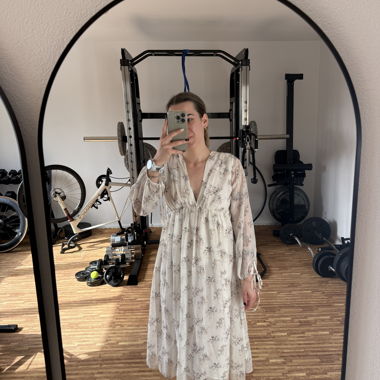 Geblümtes Midikleid mit V-Ausschnitt