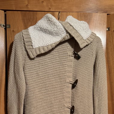 Knitwear Cardigan mit Kunstfell Kragen beige
