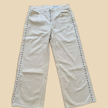 Jeans bianchi con occhielli