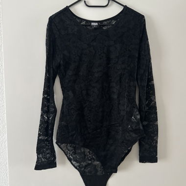 Body en dentelle noire à manches longues
