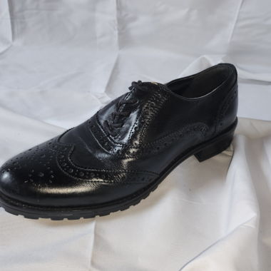 Scarpa nera allacciata
