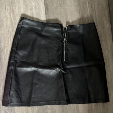 Minirock mit schwarzem Leder-Effekt