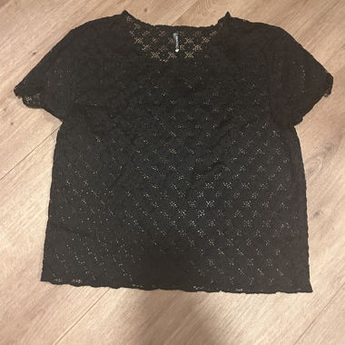 T-shirt en dentelle noire