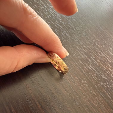 Goldfarbener Ring mit Muster