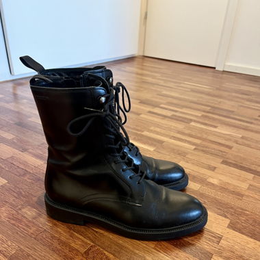 Laced Black Boots / Geschnürte Stifel in schwarz