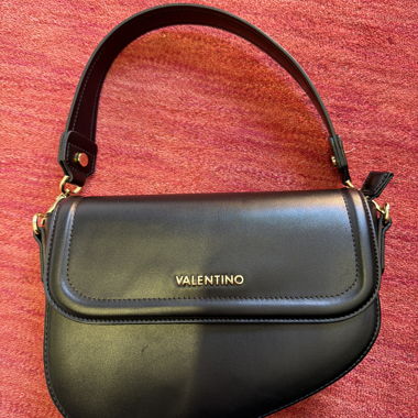 Eine schwarze Schultertasche von Valentino