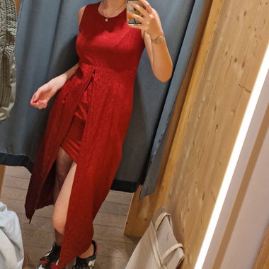 Abito rosso con spacco