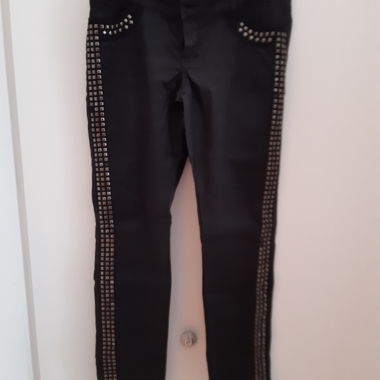 Schwarze Nietenhose