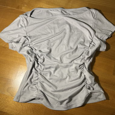 Top grigio aderente