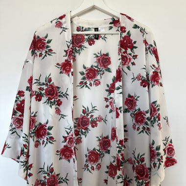 Leichte Kimono-Jacke mit Rosenmuster – Größe S