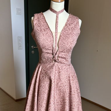 Abito da sera rosa con choker