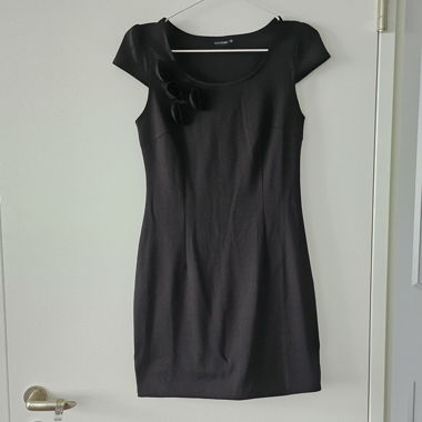 Schwarzes Kleid mit Blumen Detail 