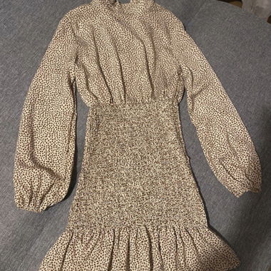 Schönes Mini-Kleid mit Langarm und Print XS
