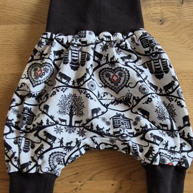 Pantaloncini per neonata fatti a mano con intaglio a forbice