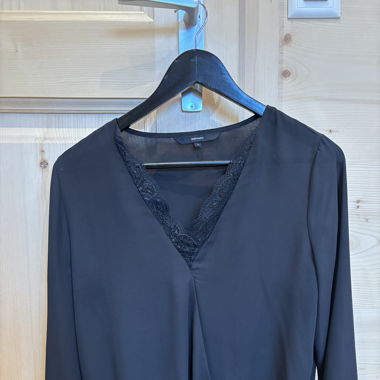 Blouse noire avec encolure en dentelle 