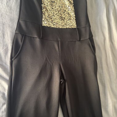 Schwarzer Jumpsuit mit Pailletten