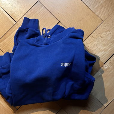 Felpa con cappuccio blu, piccoli buchi sulla manica