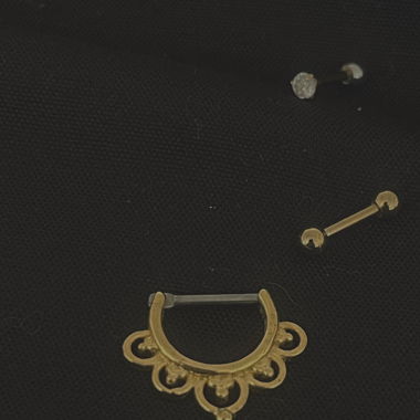 Diversi piercing dorati