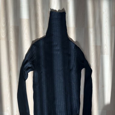 High neck black pullover