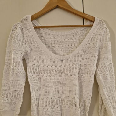 Weisser Pullover mit Rückenausschnitt