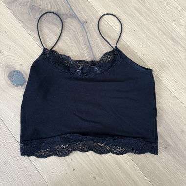 Haut court en dentelle noire