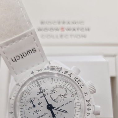 Moonswatch Mission to the Moonphase White Snoopy