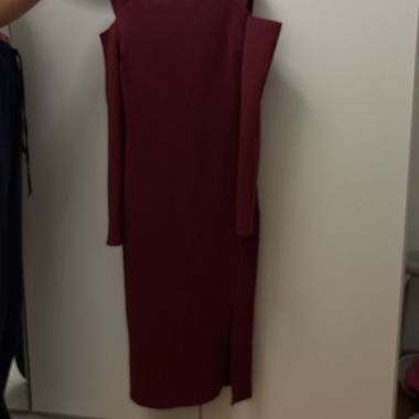 Bordeauxrotes Kleid