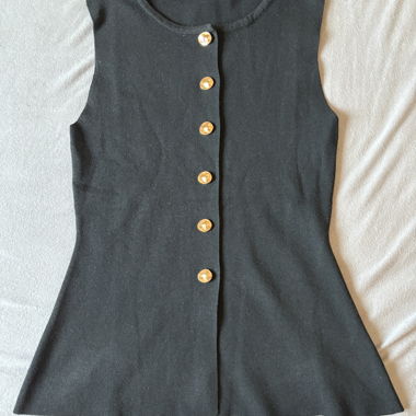 Gilet nero con bottoni dorati