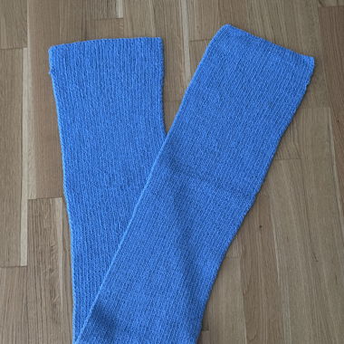 Gestickte blaue Stulpen