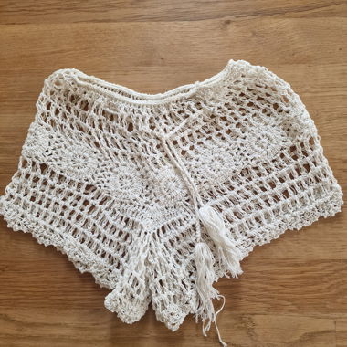 Weisse Häkelshorts