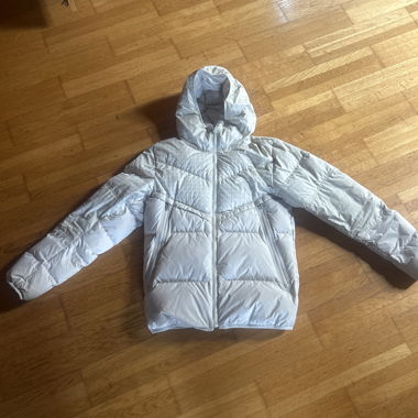 Leichte Kapuzen-Daunenjacke