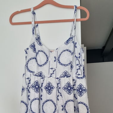 Weisses Baumwollkleid mit Stickerei