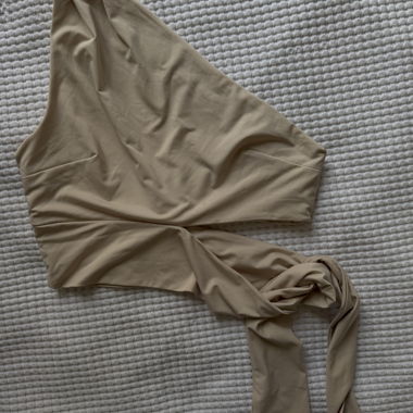 Beiges One-Shoulder Crop Top mit Band