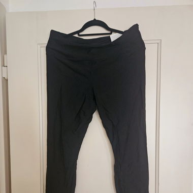 Sportleggins (leicht glänzender Stoff)