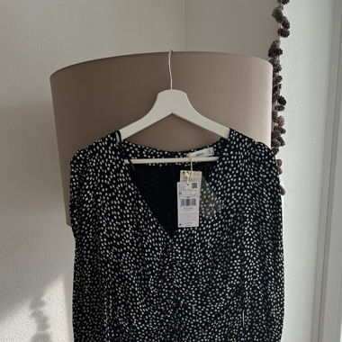 Mango Kleid mit Blumenprint, schwarz/weiss