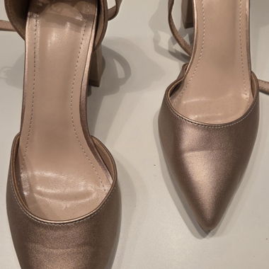Heeled shoes