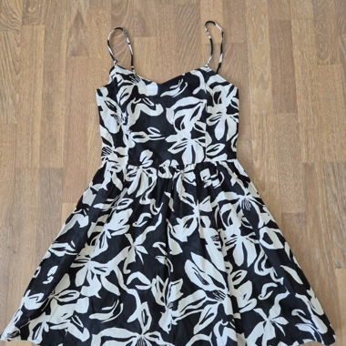 Schwarzes Blumen Sommerkleid