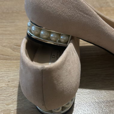 Nude-Pumps mit Perlen