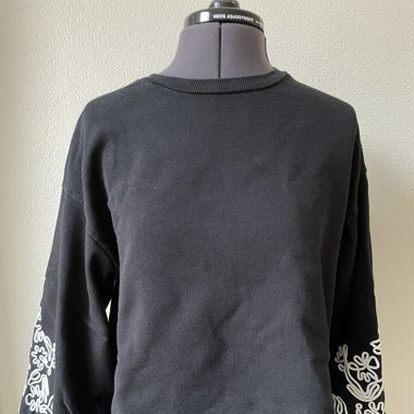 Pullover mit bestickten Ärmeln