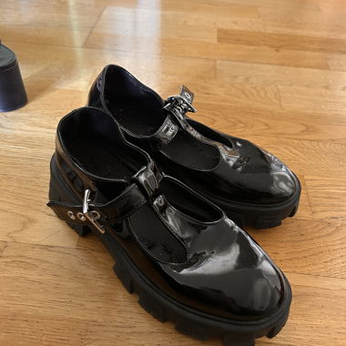 Schwarze Lackschuhe mit Riemen