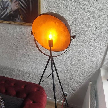 Stehlampe industrial mit goldener Innenseite
