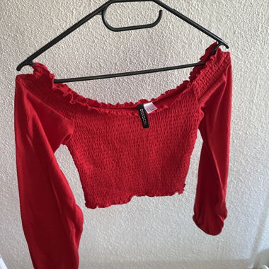 Rotes schulterfreies Langarmshirt