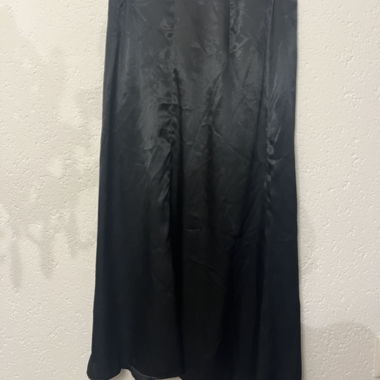 Jupe midi en satin noir