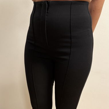 Pantalon Zara noir taille S, coupe évasée
